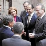 El presidente Fabra conversa con los rectores al terminar un acto en el Palau de la Generalitat