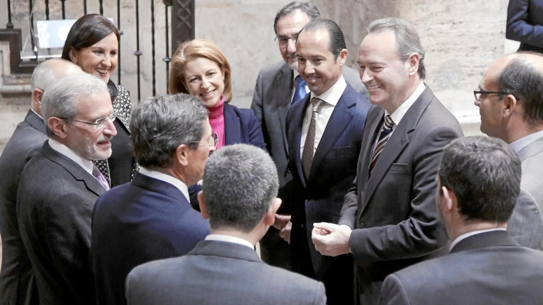 El presidente Fabra conversa con los rectores al terminar un acto en el Palau de la Generalitat