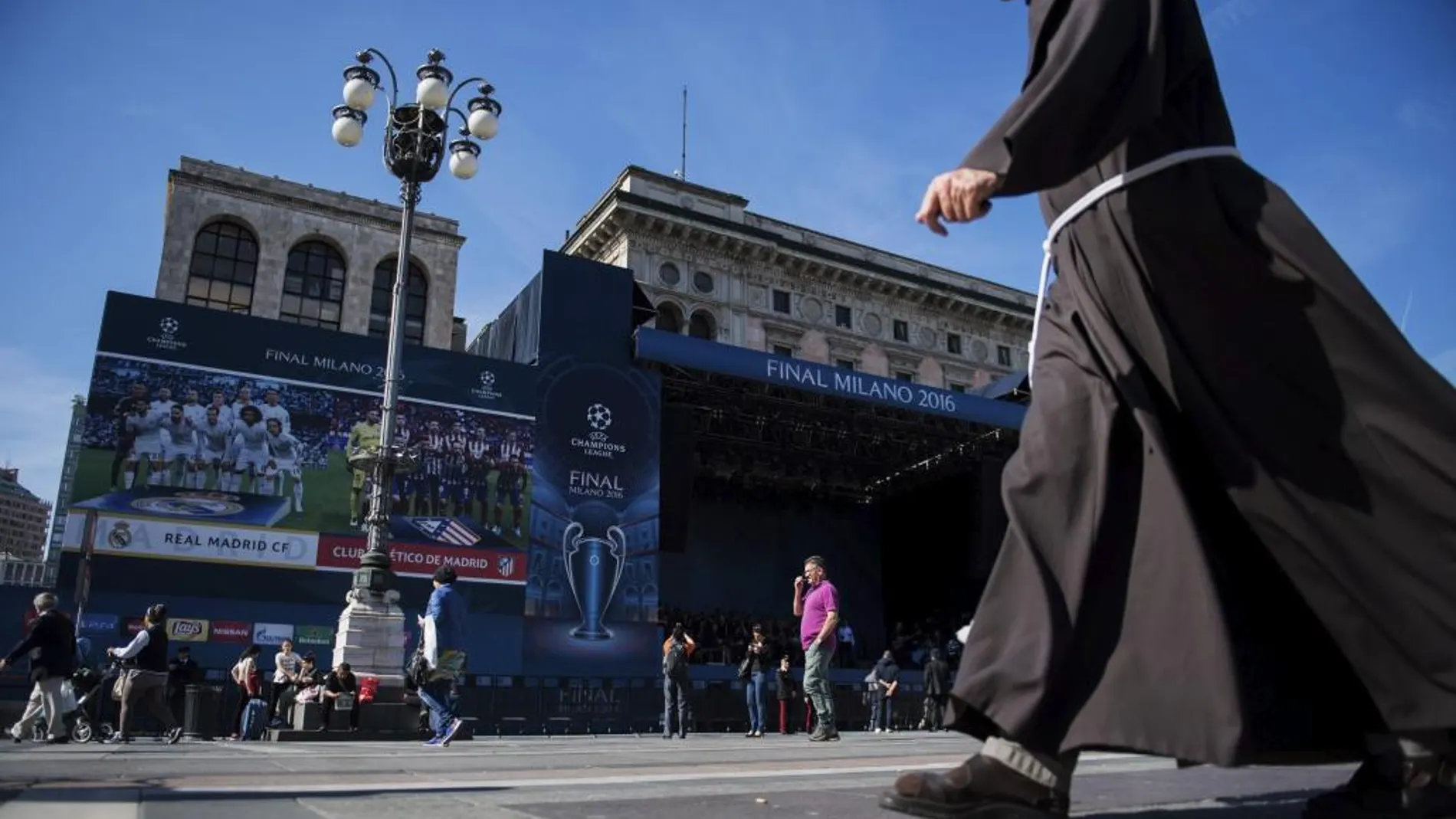 Aficionados se reúnen en la Piazza del Duomo en Milán, Italia, hoy, 26 de mayo.