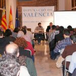 El diputado de Transparencia, Roberto Jaramillo (centro) durante la presentación en público del plan «GO! Dival»