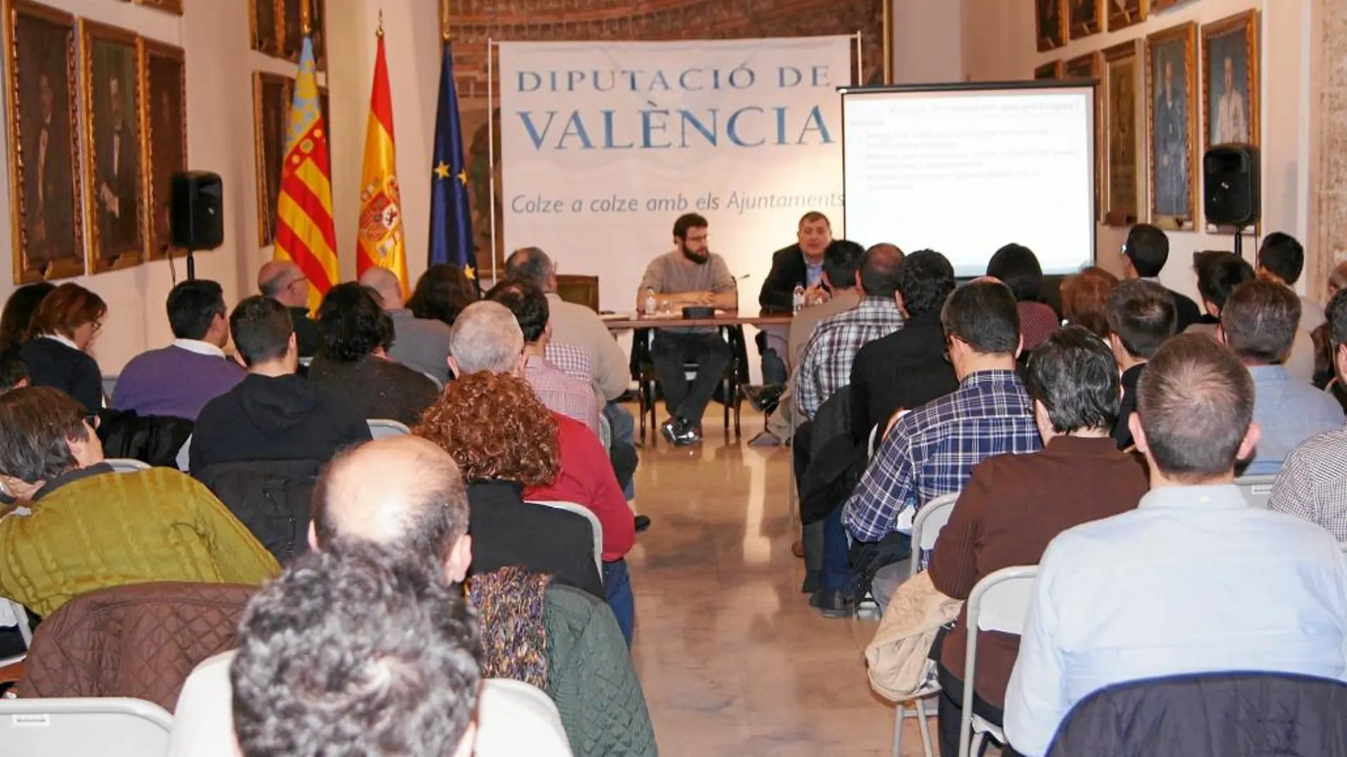 El diputado de Transparencia, Roberto Jaramillo (centro) durante la presentación en público del plan «GO! Dival»