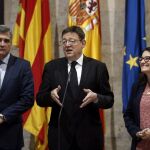 Ximo Puig, la vicepresidenta y consellera de Igualdad, Mònica Oltra, y el presidente de Baleària, Adolfo Utor (i), durante la comparecencia en el Palau de la Generalitat donde han anunciado la apertura de un corredor marítimo