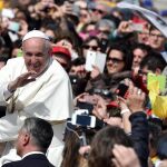 El Papa a su llegada a la Plaza de San Pedro