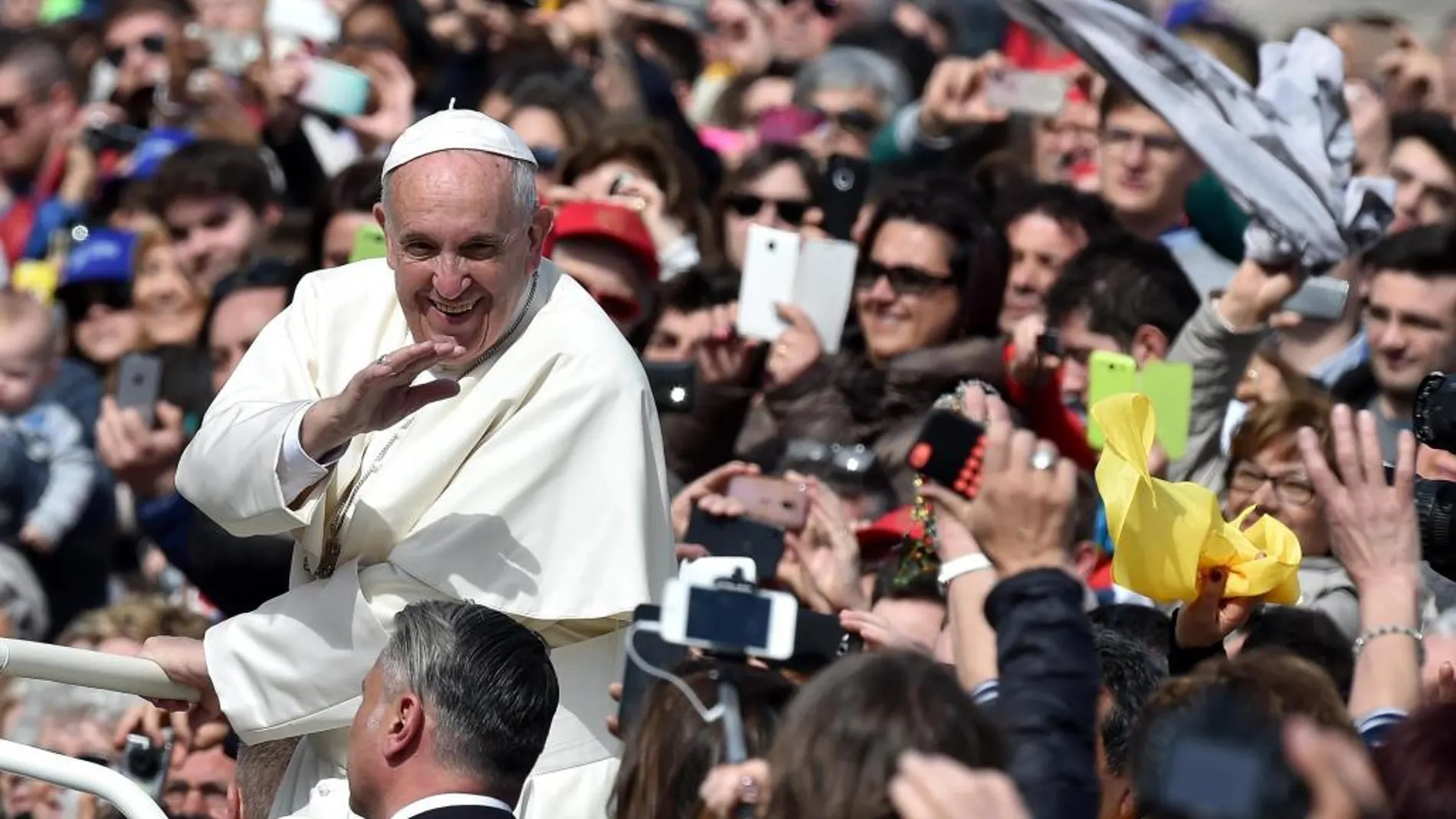 El Papa a su llegada a la Plaza de San Pedro