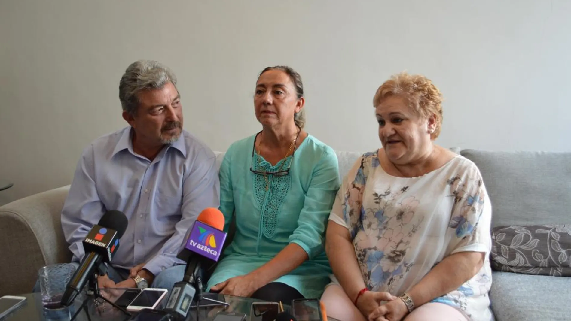 Jorge Fernández, Adriana González y Rosa María Santamans, suegros y madre de Pilar Garrido, en México