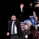 El precandidato demócrata y senador Bernie Sanders saluda a los asistentes a un acto electoral en Keene (New Hampshire)