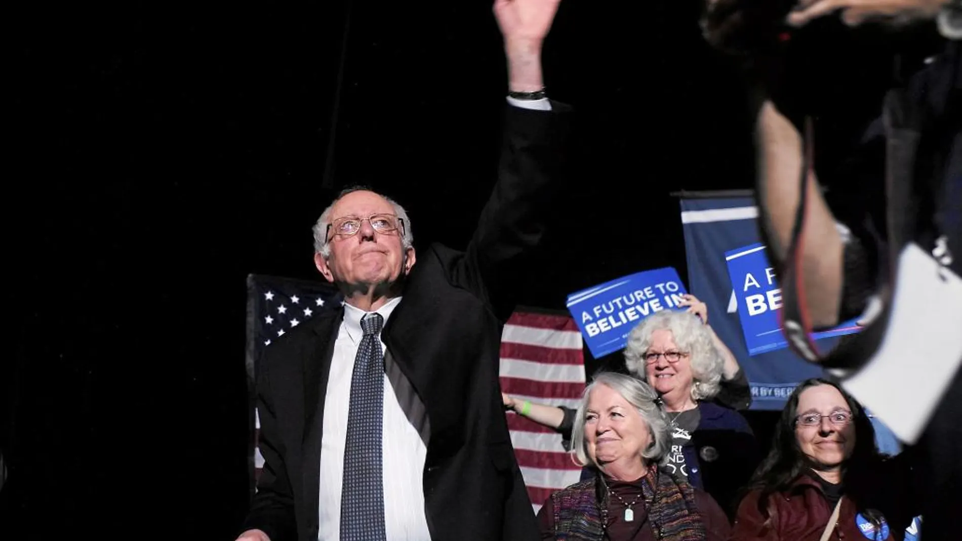 El precandidato demócrata y senador Bernie Sanders saluda a los asistentes a un acto electoral en Keene (New Hampshire)
