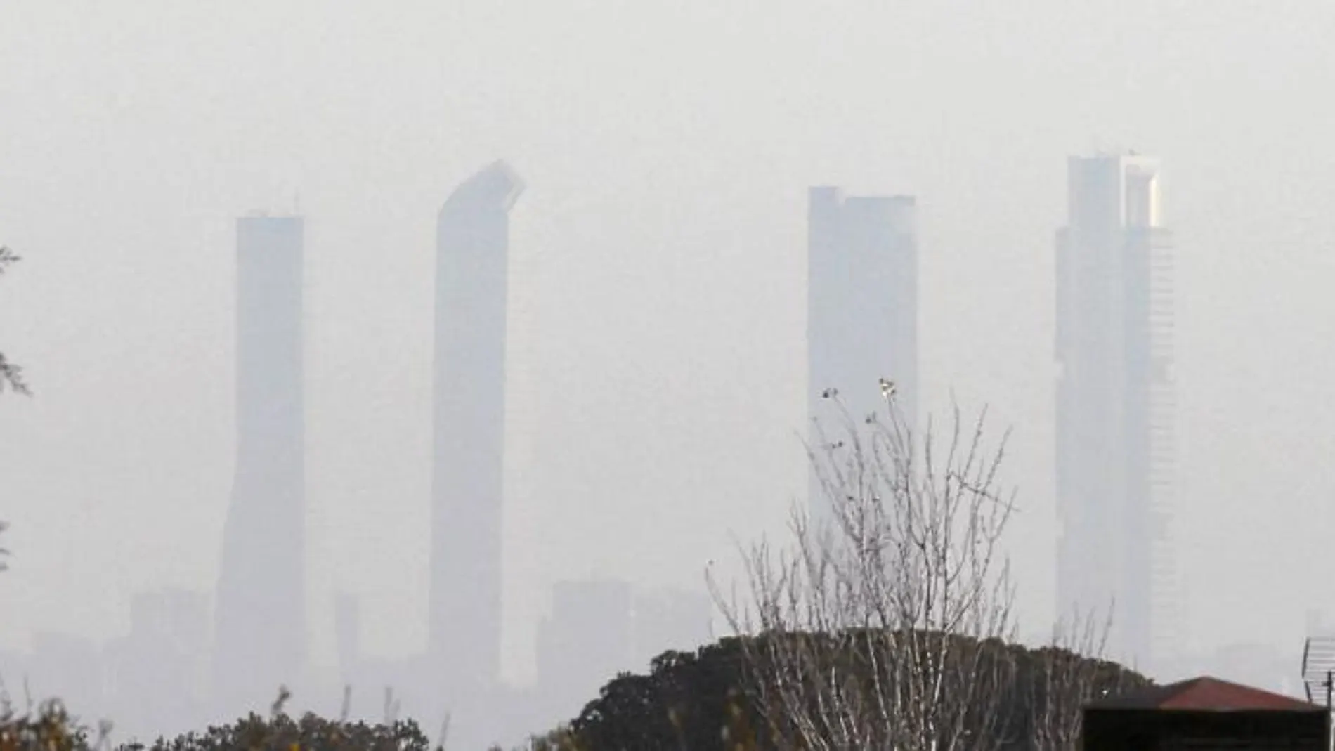 Las Cuatro Torres de la capital apenas se veían ayer debido a la capa de contaminación
