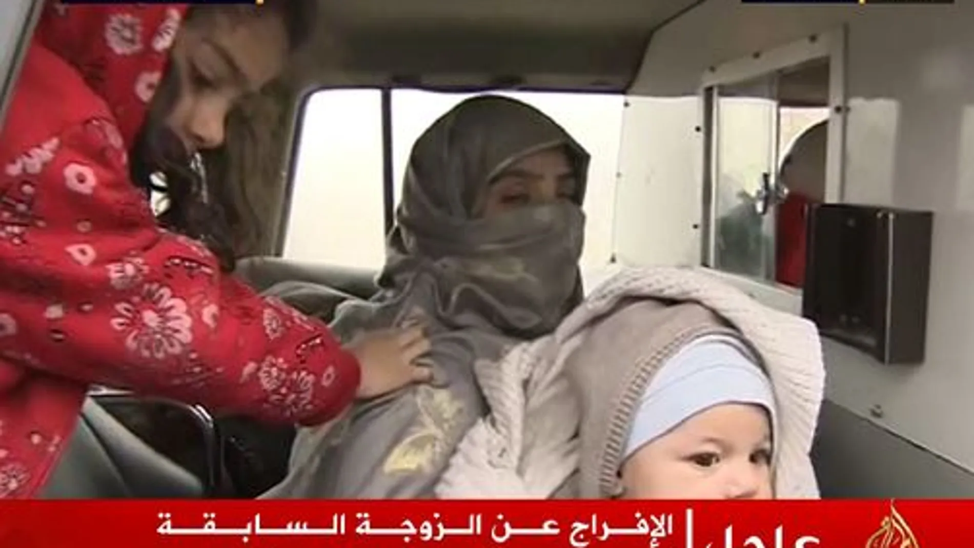 Saja al Dulaimi con sus dos hijos en una imagen de la televisión Al Jazeera