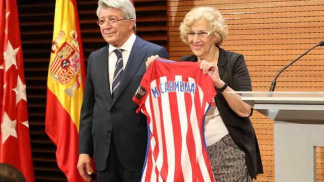 La alcaldesa de Madrid, Manuela Carmena y el presidente del Club Atlético de Madrid, Enrique Cerezo