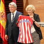 La alcaldesa de Madrid, Manuela Carmena y el presidente del Club Atlético de Madrid, Enrique Cerezo