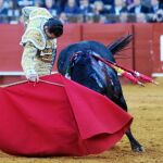 Derechazo de Pepe Moral al quinto, al que cortó la primera oreja de la feria
