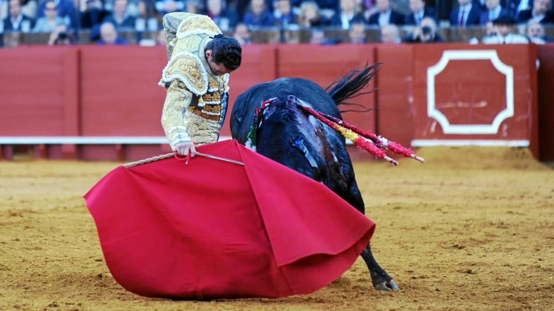 Derechazo de Pepe Moral al quinto, al que cortó la primera oreja de la feria