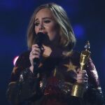 Adele se corona como la reina de la música británica en los Premios Brit
