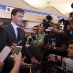El embajador británico en Egipto, John Casson (izda), se dirige a los medios de comunicación en el aeropuerto de Sharm el-Sheij (Egipto).