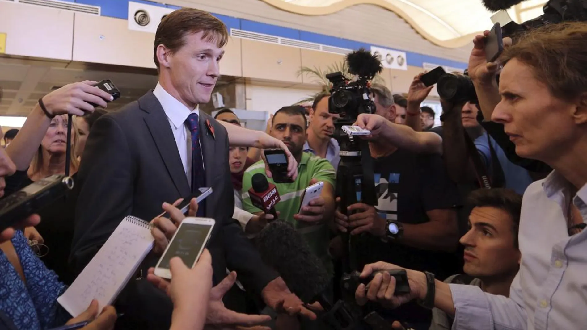 El embajador británico en Egipto, John Casson (izda), se dirige a los medios de comunicación en el aeropuerto de Sharm el-Sheij (Egipto).
