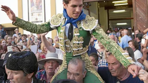Ginés Marín sale a hombros, ayer, por la Puerta Grande de Santander