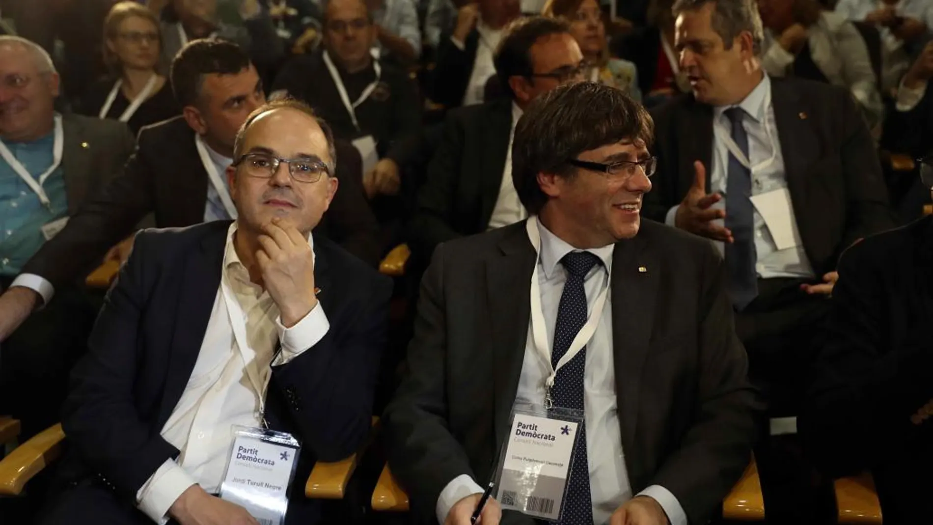 El presidente de la Generalitat, Carles Puigdemont (i), junto al conseller de la Presidencia Jordi Turull/ Efe
