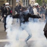 Un grupo de manifestantes se enfrenta a la policía francesa antidisturbios durante una protesta contra la reforma laboral del gobierno francés en París
