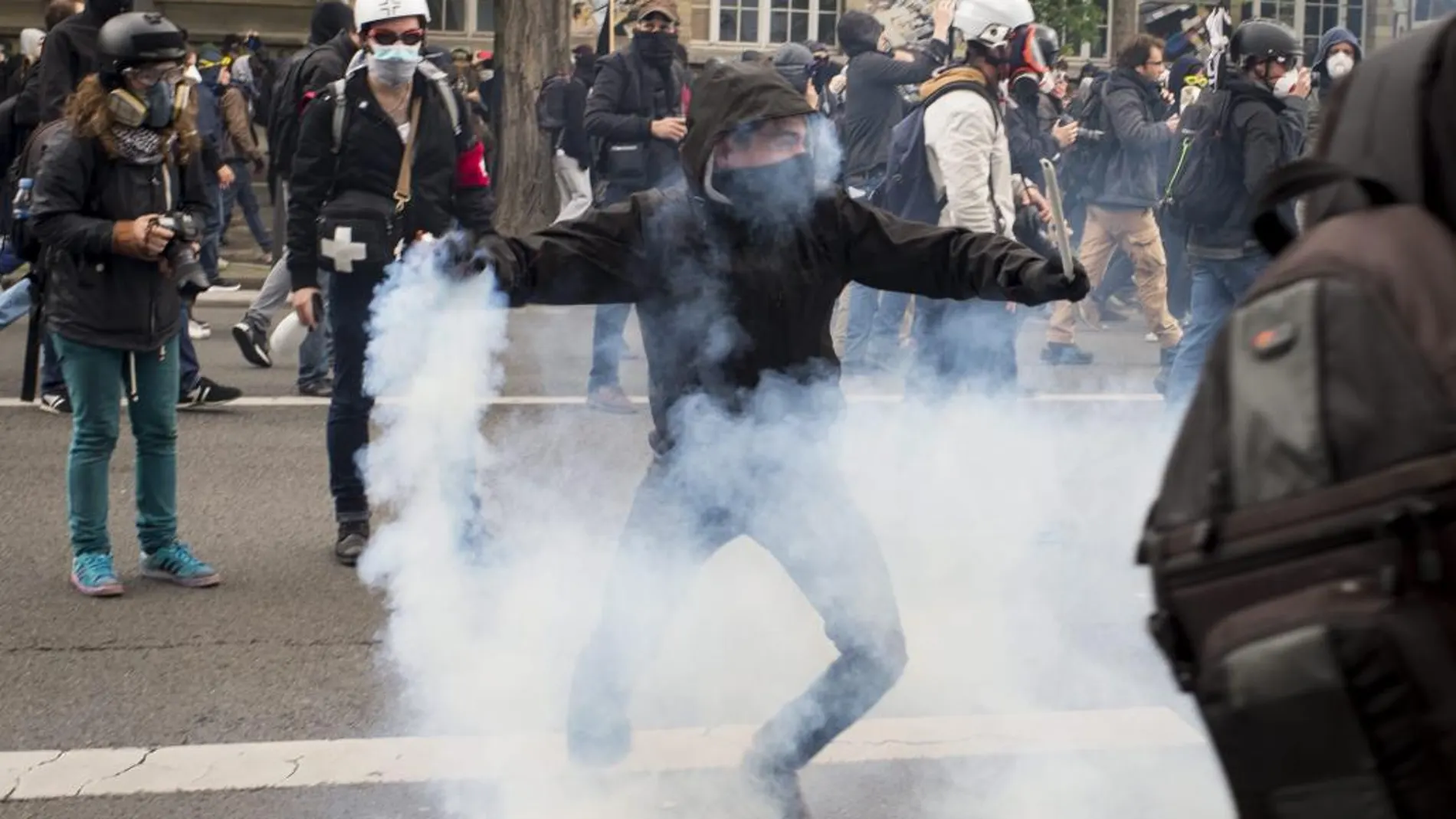 Un grupo de manifestantes se enfrenta a la policía francesa antidisturbios durante una protesta contra la reforma laboral del gobierno francés en París