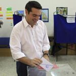 Alexis Tsipras deposita su voto.