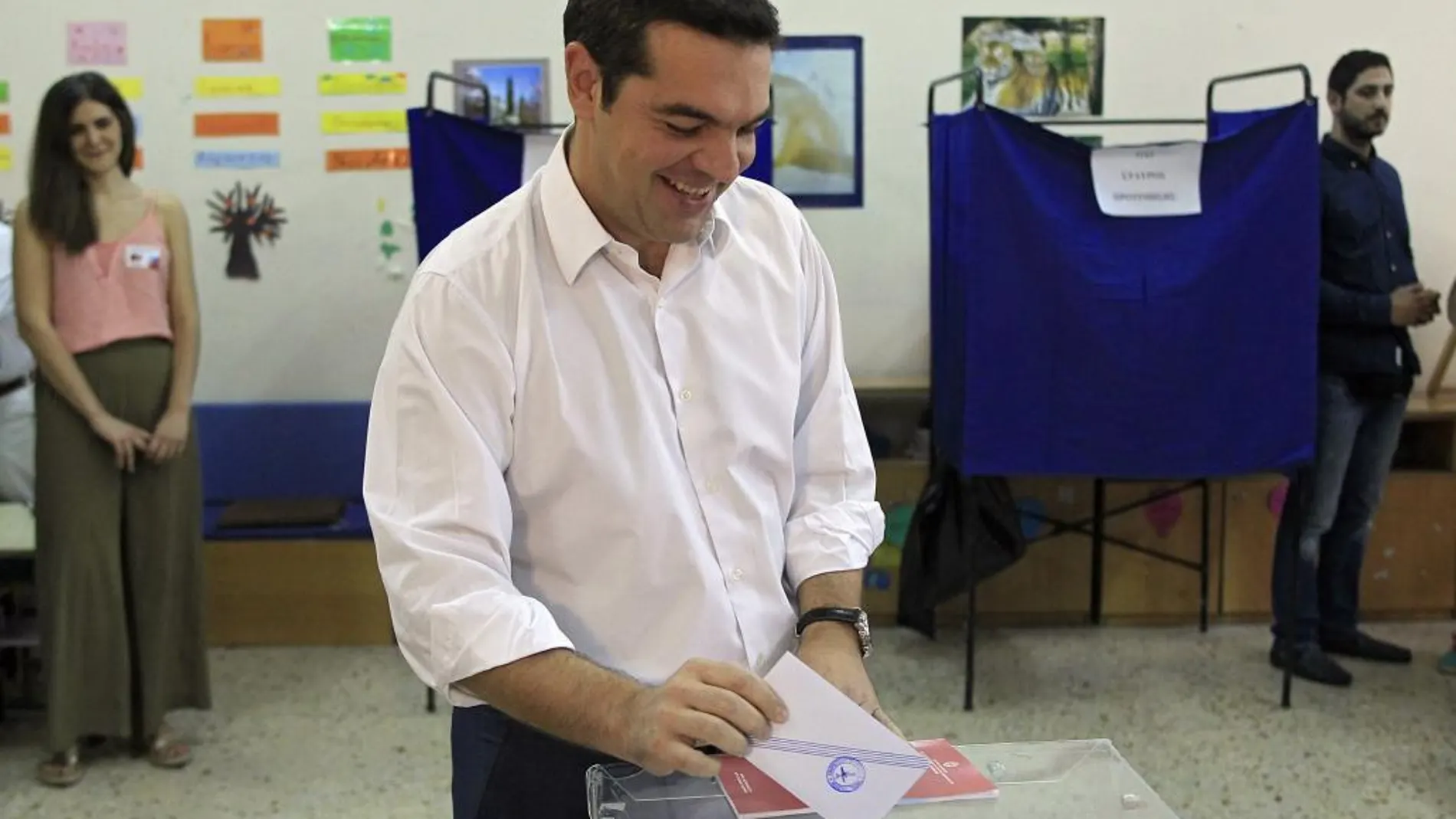 Alexis Tsipras deposita su voto.