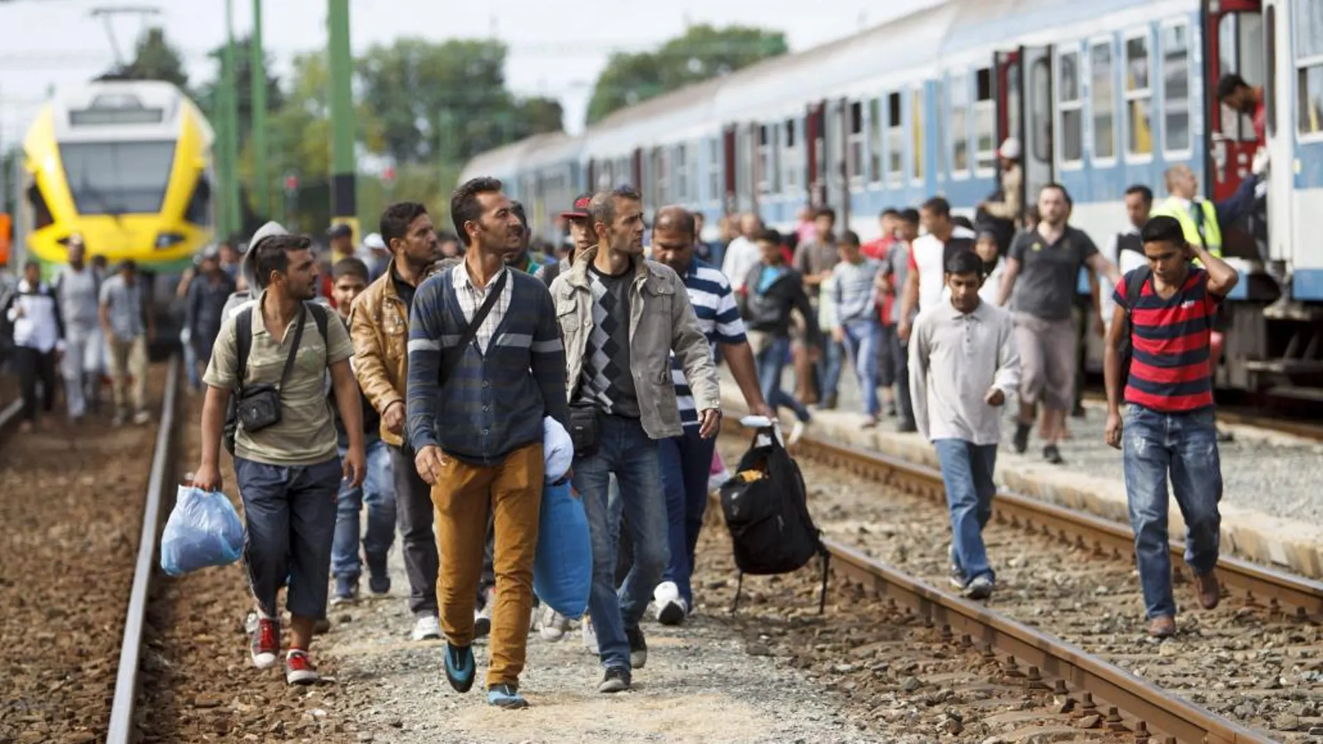 Los inmigrantes llegan a la estación de tren de Szentgotthard, en Hungría, junto a la frontera con Austria.