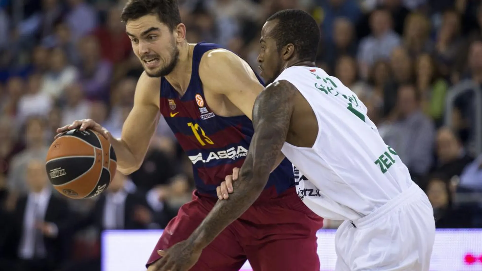 El base checo del Barcelona Lassa, Tomas Satoransky (i), ante el jugador estadounidense del Zielona Gora, Dee Bost, durante el encuentro