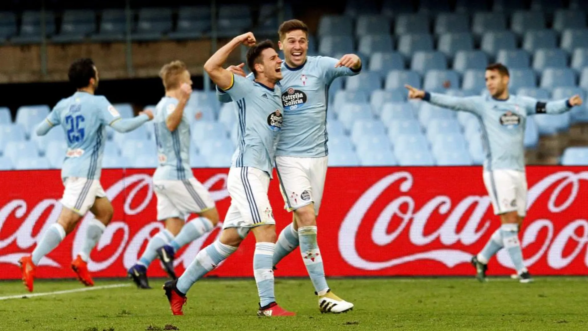 El centrocampista serbio del Celta de Vigo Nemanja Radoja celebra con su compañero, el gol marcado ante el Alavés