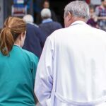 Un médico conversa con una enfermera a las puertas del Hospital Gregorio Marañón de Madrid
