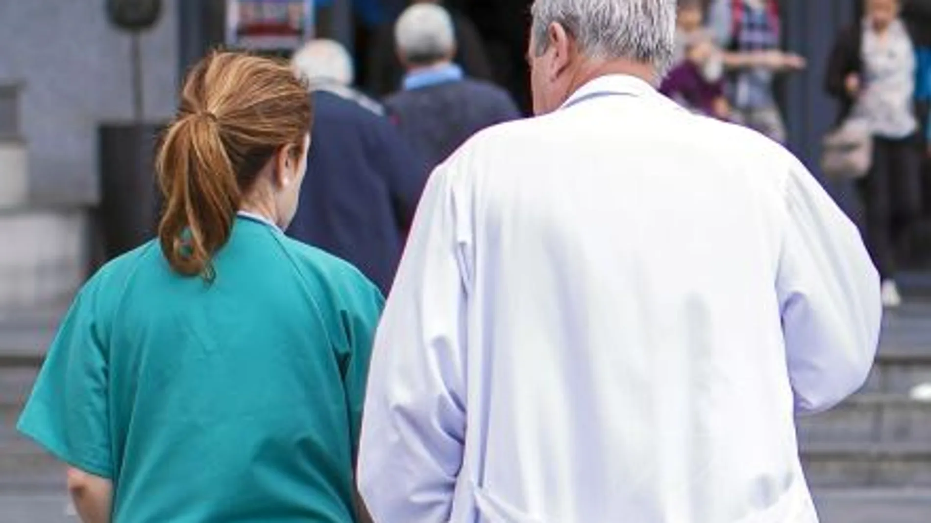 Un médico conversa con una enfermera a las puertas del Hospital Gregorio Marañón de Madrid