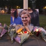 Vista de un tributo con flores y velas en memoria de la diputada británica Jo Cox