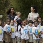 Michelle Obama y Peng Liyuan junto a un grupo de escolares en el zoo de Washington