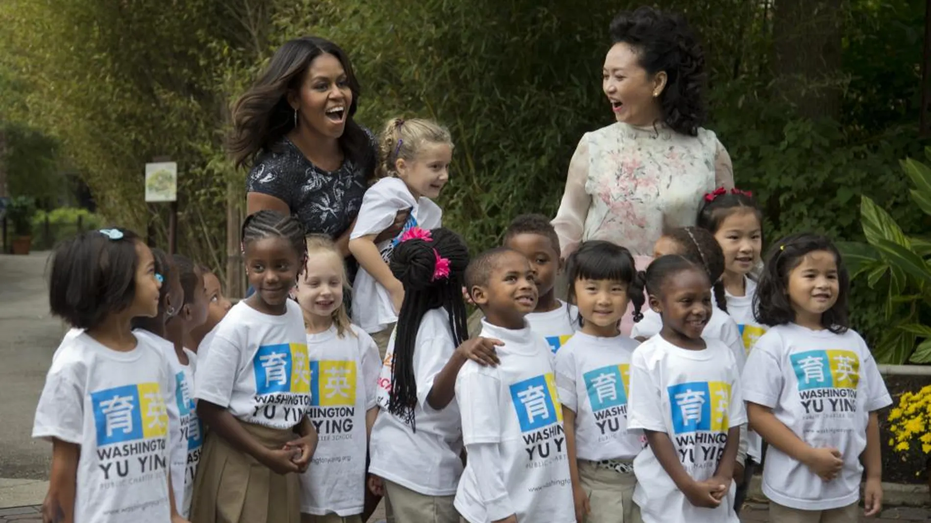 Michelle Obama y Peng Liyuan junto a un grupo de escolares en el zoo de Washington