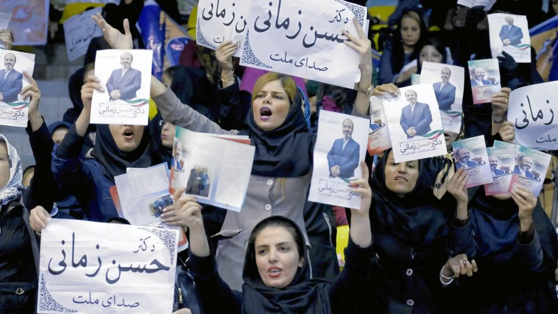 Seguidoras de Hasan Zamani, uno de los candidatos en las próximas elecciones parlamentarias, en un acto de apoyo celebrado en Teherán
