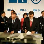 Javier Esparza y Mariano Rajoy firman el acuerdo