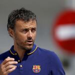 El entrenador del FC Barcelona, Luis Enrique, se dirige hacia la rueda de prensa tras el entrenamiento del equipo.