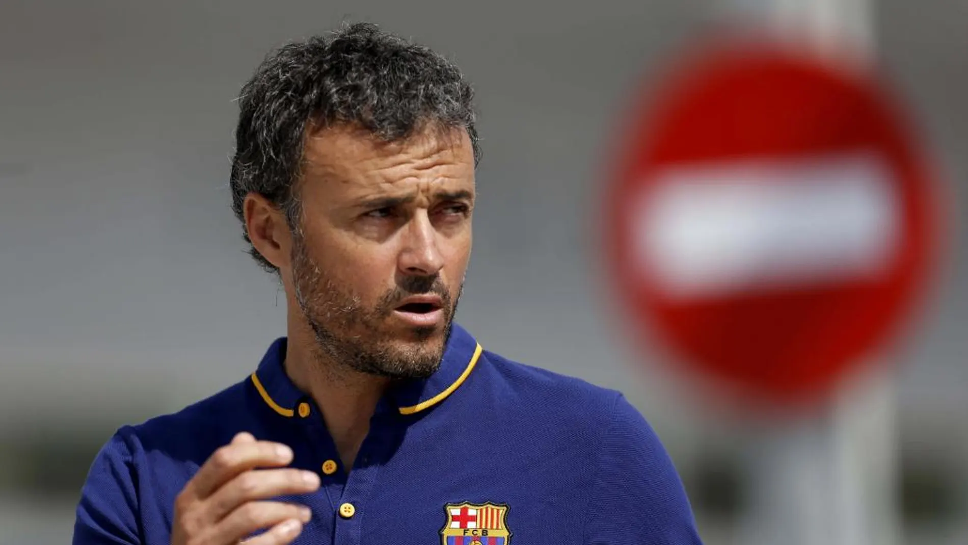 El entrenador del FC Barcelona, Luis Enrique, se dirige hacia la rueda de prensa tras el entrenamiento del equipo.