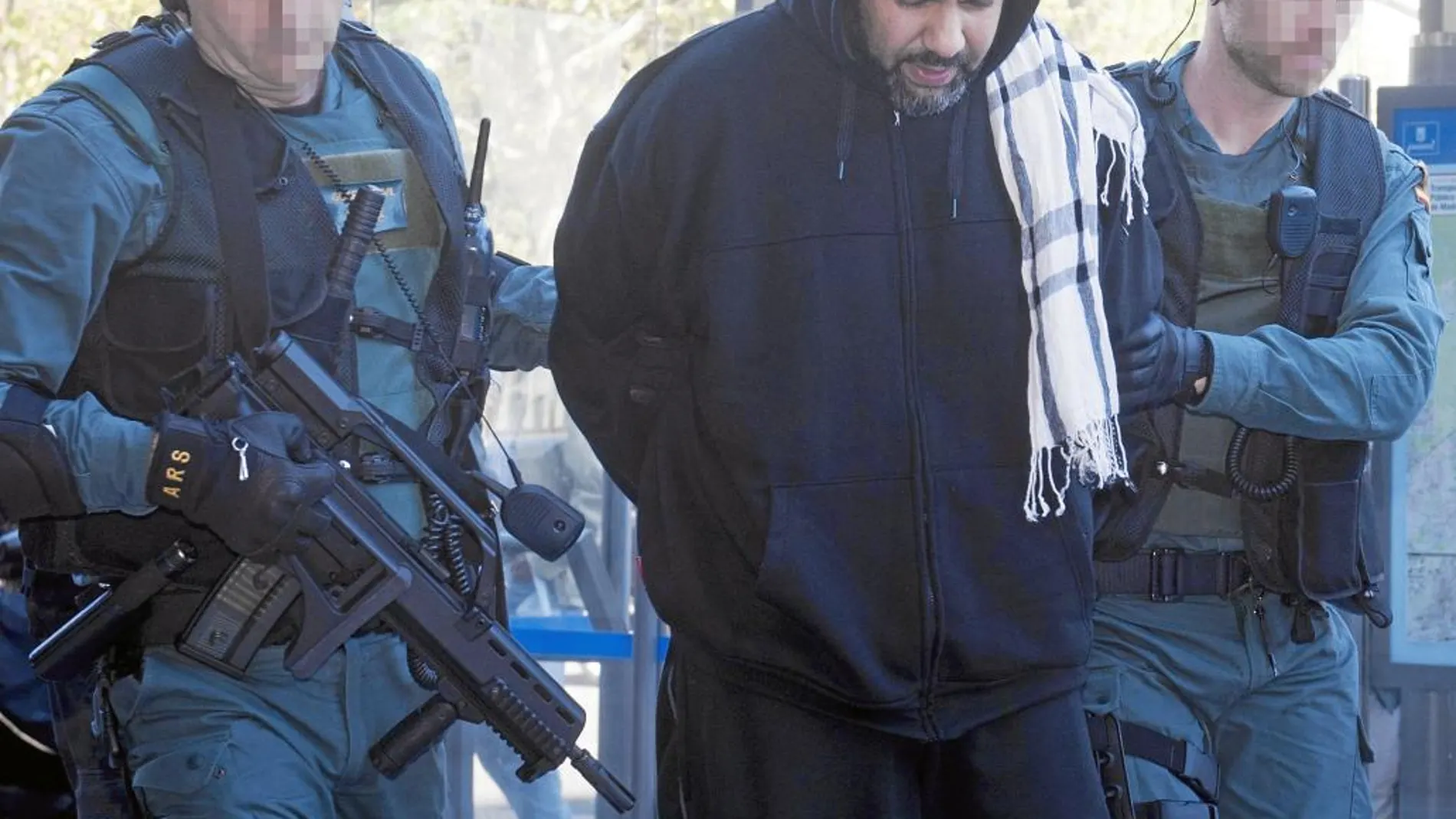Aziz Zaghane, el presunto jefe del grupo, conducido por dos guardias