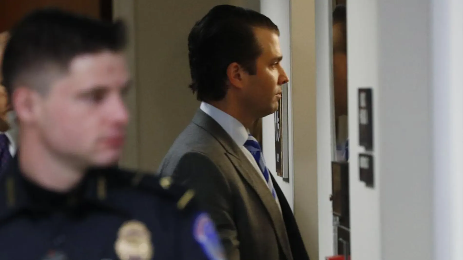 Donald Trump Jr. durante un receso de su comparecenciast