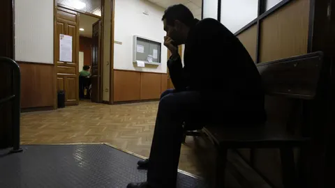 Un hombre con síntomas de depresión