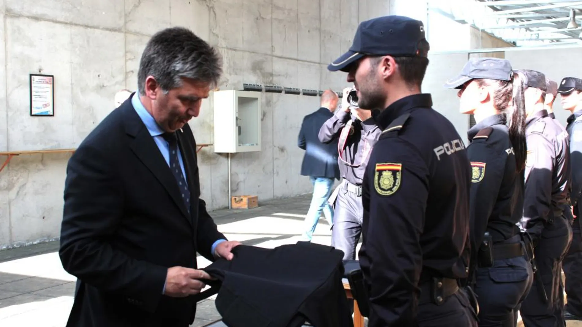 Ignacio Cosidó entrega el chaleco a uno de los nuevos agentes