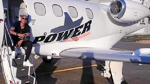 Neymar, en la escalerilla del avión privado que tiene en propiedad