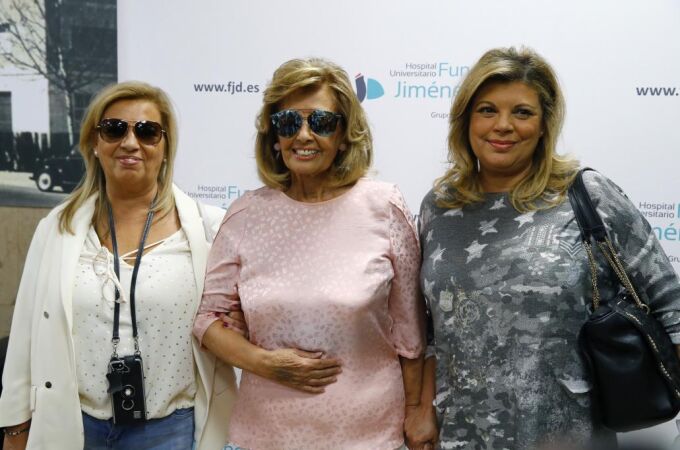 La periodista María Teresa Campos, acompañada de sus hijas Terelu y Carmen, a su salida del las Fundación Jiménez Diaz, tras recibir hoy el alta médica