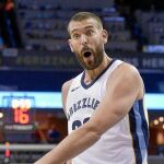 Marc Gasol protesta a un árbitro en la derrota ante los Spurs de Pau