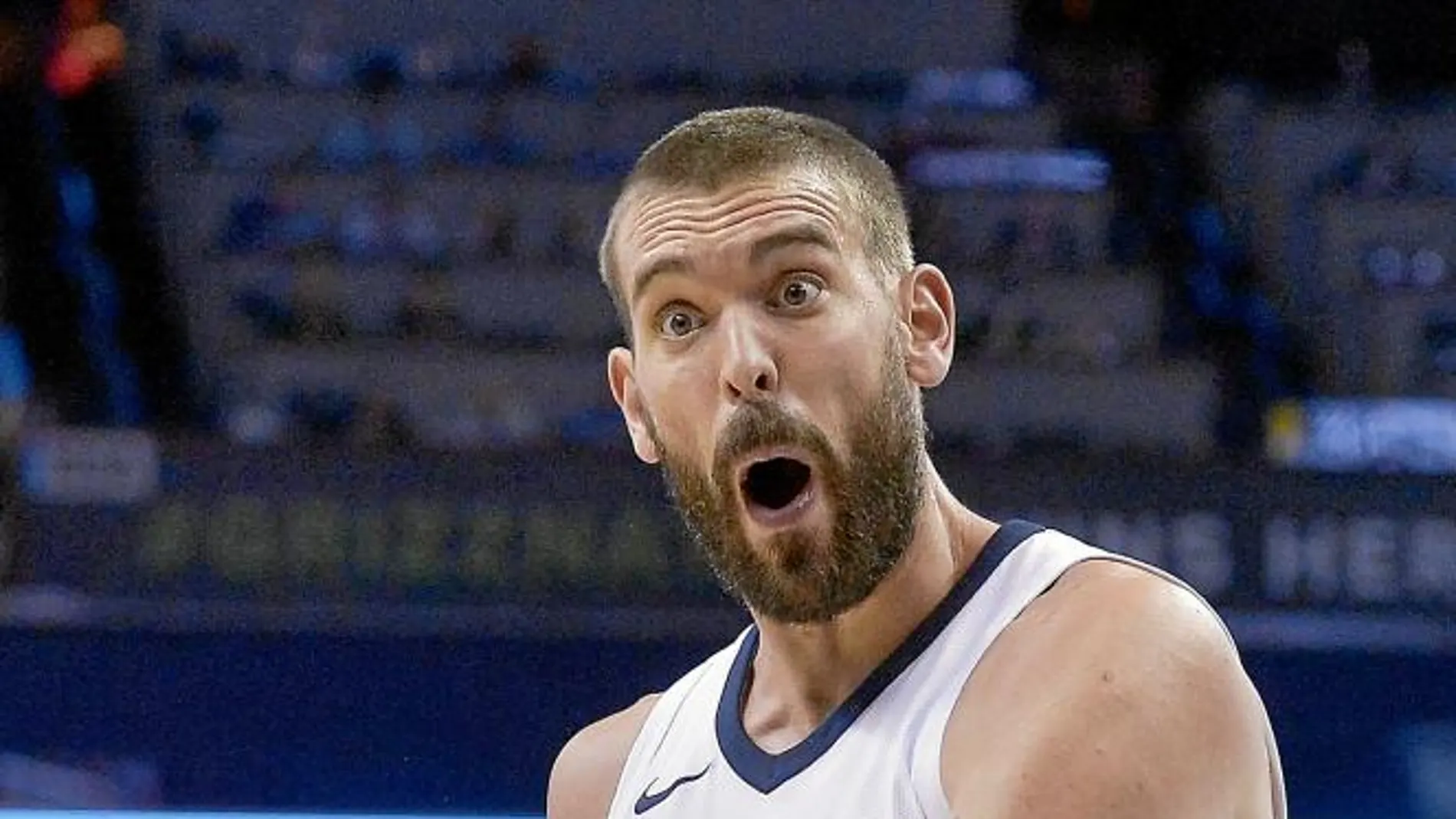 Marc Gasol protesta a un árbitro en la derrota ante los Spurs de Pau