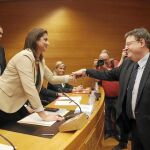 Ximo Puig saluda a la presidenta de la Comisión, Sandra Martín, junto el vicepresidente Ponce y la secretaria Ortiz