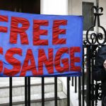 Pancartas de apoyo a Assange en la embajada de Ecuador en Londres.