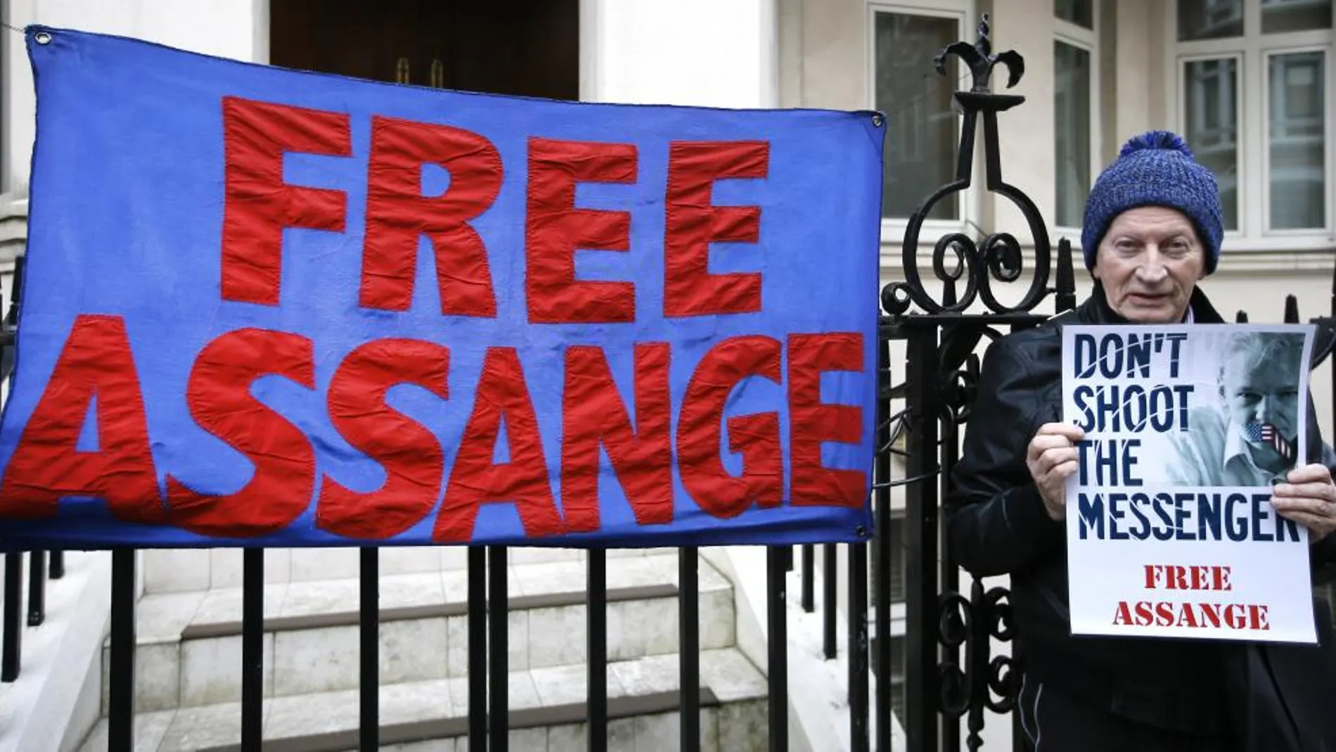Pancartas de apoyo a Assange en la embajada de Ecuador en Londres.