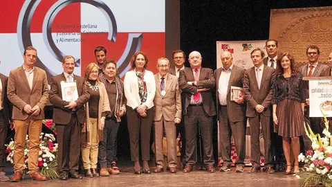 La consejera de Cultura y Turismo, María Josefa García Cirac; la presidenta de la Diputación de Zamora, Mayte Martín; y Julio Valles, entre otros, junto a los galardonados